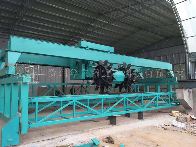 有機肥翻堆機用于農(nóng)場糞便處理加工